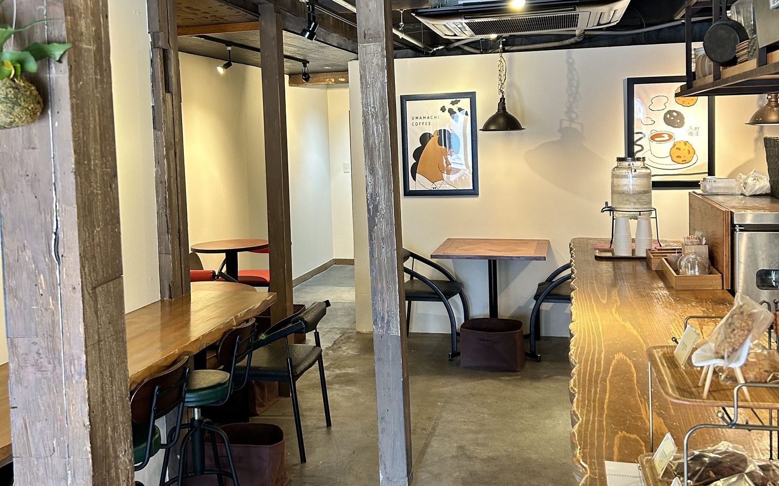 木の梁とカウンターのある店内