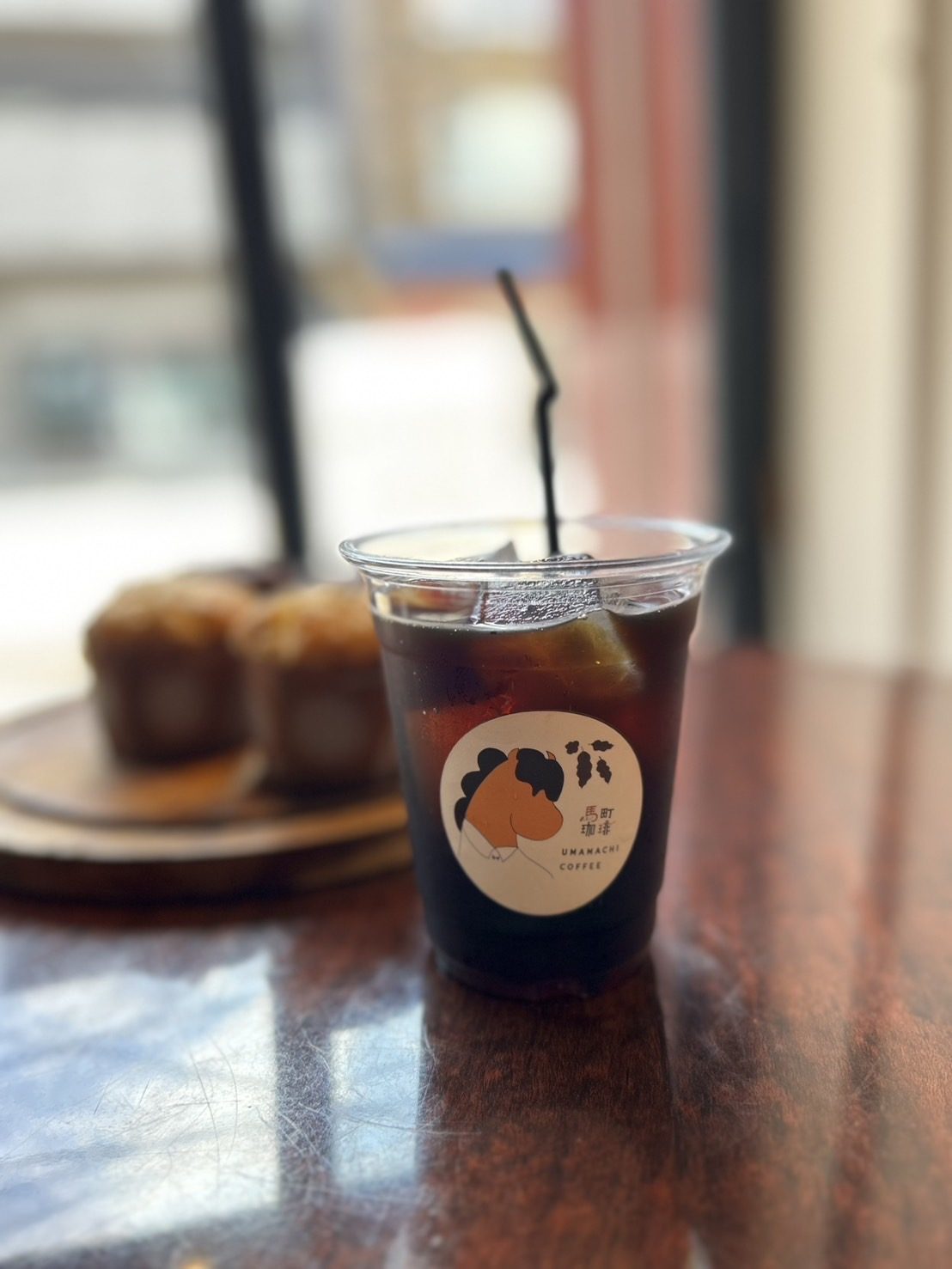 ロゴステッカーの入ったアイスコーヒー