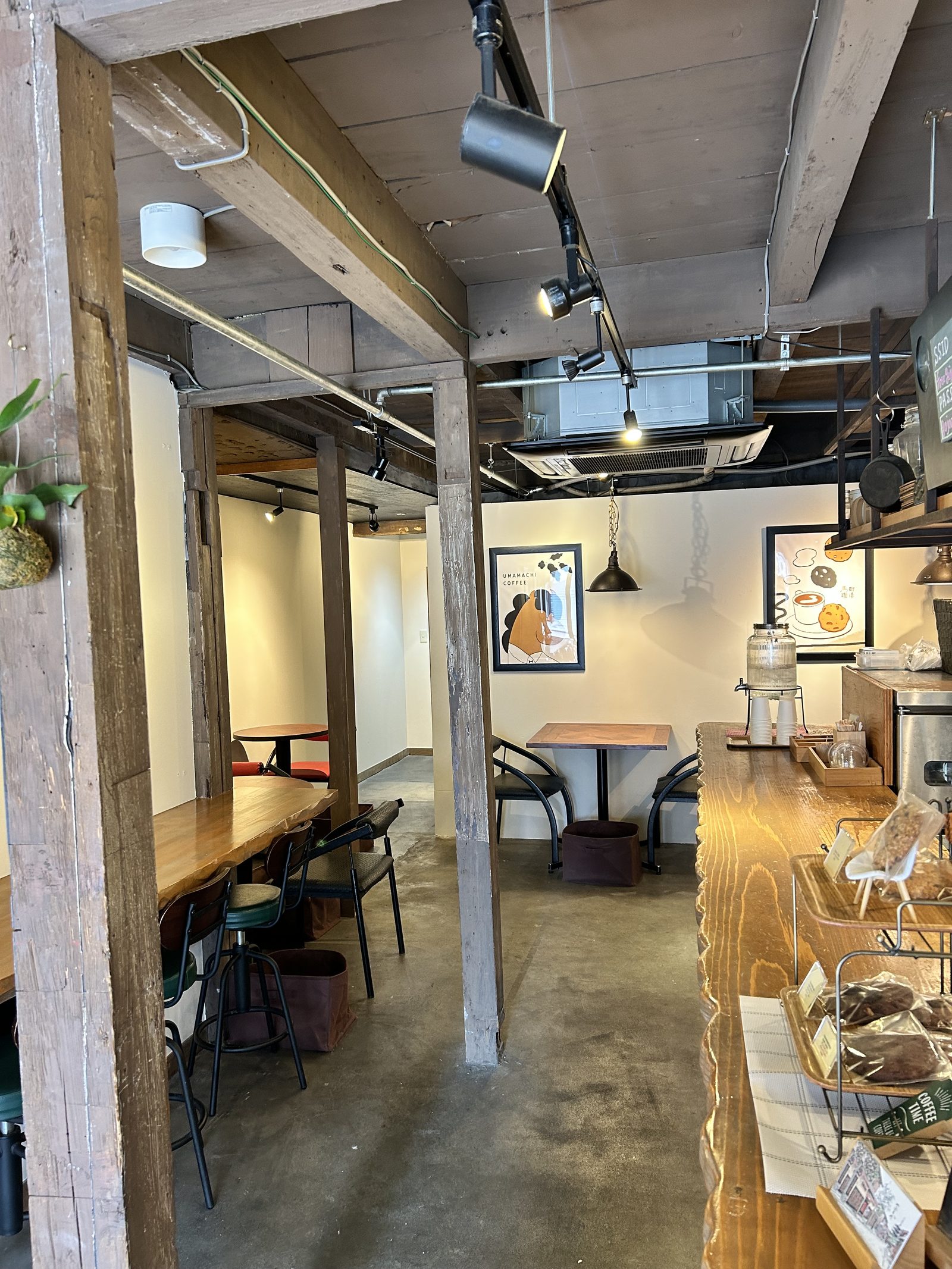 店内奥のカウンターとショーケース